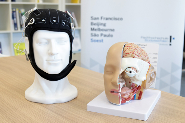 Instrumente zur Messung von Gehirnaktivitäten im Lab for Customer Experience Research 