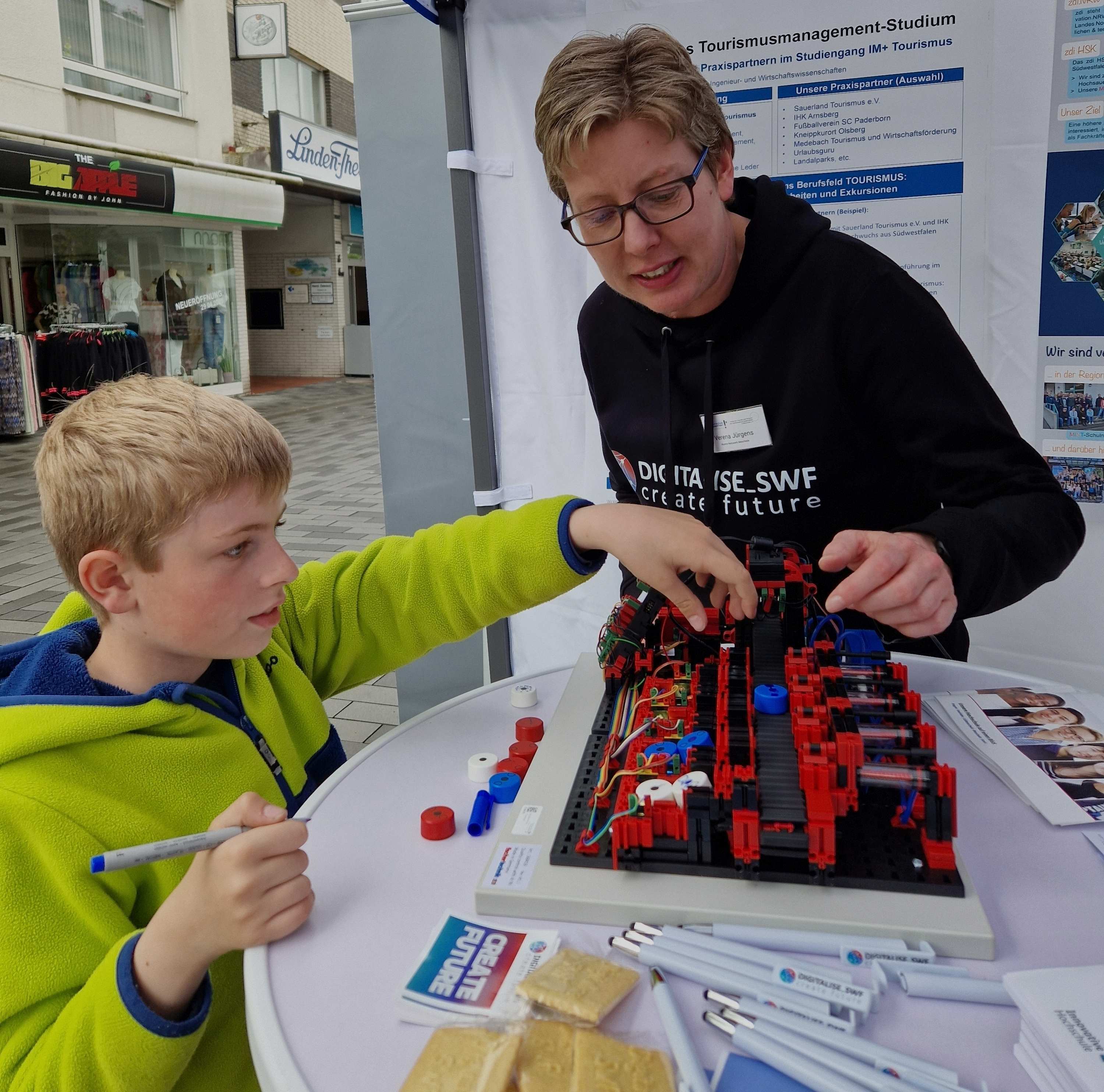 Die Namensschilder der Teilnehmenden des Transferkongress